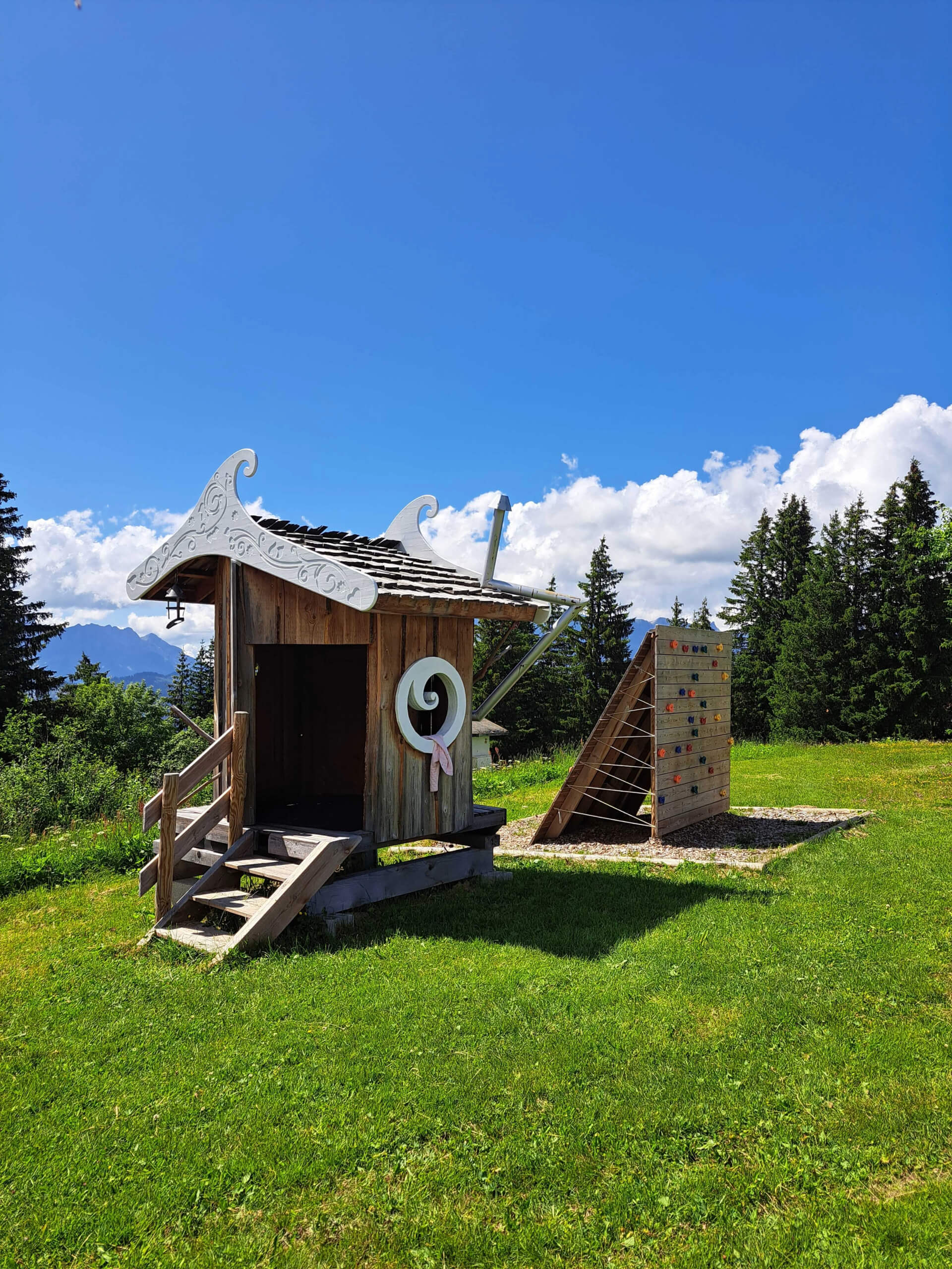 Cabane et mur d'escalade